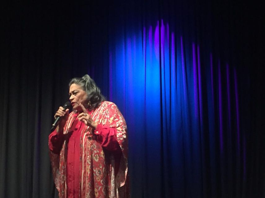 Due&ntilde;a de una potente voz y conocedora del vasto repertorio musical hispanoamericano, Soledad Bravo aborda con solvencia los m&aacute;s variados g&eacute;neros musicales.