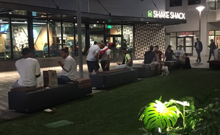 Al caer la noche, un grupo de m&aacute;s de 10 j&oacute;venes acude al parque situado en Mary Brickell Village para conversar.
