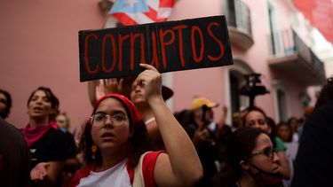 Una joven sostiene una pancarta durante una protesta a las afueras de la mansi&oacute;n ejecutiva conocida como La Fortaleza, en el Viejo San Juan, para exigir la renuncia de la gobernadora Wanda V&aacute;zquez, en San Juan, Puerto Rico, el lunes 20 de enero de 2020.
