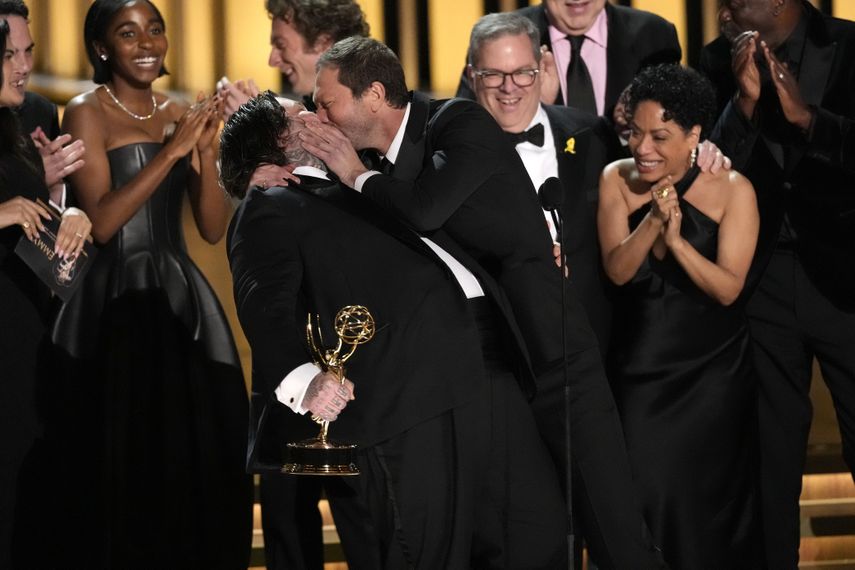 Matty Matheson, centro, y Ebon Moss-Bachrach se besan después de que The Bear ganara el premio a la Mejor serie de comedia en la 75ª edición de los Premios Emmy el lunes 15 de enero de 2024 en el Peacock Theatre de Los Ángeles.