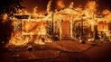 Las llamas consumen una casa en el condado de Mariposa, California, el sábado 23 de julio de 2022. 
