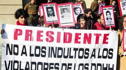 Representantes de la Agrupación de Familiares Ejecutados Políticos (AFEP) protestan junto a parlamentarios de la oposición&nbsp;&nbsp;frente a la entrada de los Tribunales de Justicia, en Santiago de Chile&nbsp;