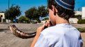 Joven judío toca la shofar durante Rosh Hashaná. Joven judío toca la shofar durante Rosh Hashaná.