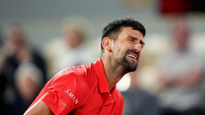 El serbio Novak Djokovic reacciona durante su partido de semifinales individuales masculinas contra el italiano Jannik Sinner en el día 13 del torneo de tenis Abierto de Francia en la cancha Philippe-Chatrier, en el Complejo Roland Garros en París, el 6 de junio de 2025.