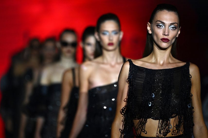 Modelos presentan creaciones de la colección Primavera / Verano 2022 del diseñador español Hannibal Laguna durante la Mercedes Benz Fashion Week en Madrid el 17 de septiembre de 2021. &nbsp;