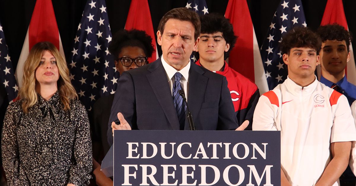 Padres apelan ley de Florida que restringe su participación en revisiones de libros escolares