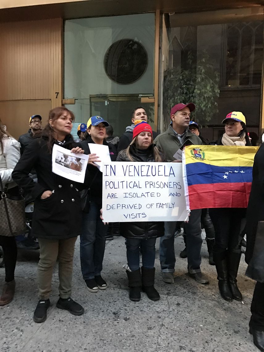 Claudia González, venezolana que se acercó a la sede del consulado a protestar, enfatizó en la necesidad de un cambio de gobierno