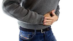 Uno de los síntomas del cáncer de estómago es la hinchazón o acumulación de líquido en el abdomen después de comer.