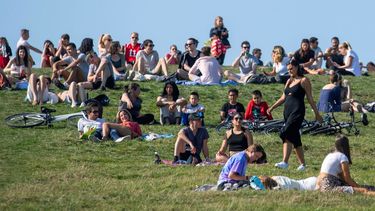 La gente disfruta del parque Primrose Hill de Londres el 13 de septiembre del 2020.