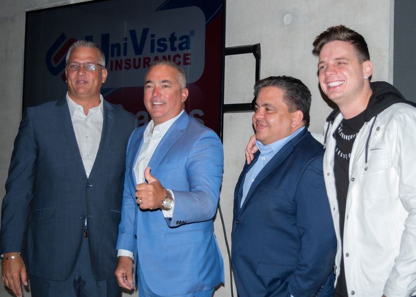 Marko (extrema derecha), durante su presentación como embajador de las redes sociales de&nbsp;UniVista Insurance junto a Carlucho&nbsp;e Iván Herrera (centro) fundador y líder de la compañía.