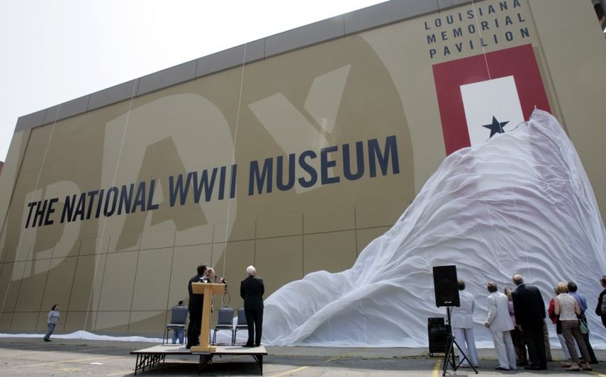 En esta fotograf&iacute;a de archivo del dos de junio de 2006 participantes observan la develaci&oacute;n de nuevo nombre del Museo Nacional del D&iacute;a D, renombrado como Museo Nacional de la Segunda Guerra Mundial, en Nueva Orle&aacute;ns.