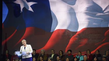 Michelle Bachelet (i), presidenta de Chile, habla en medio de las celebraciones del mes de la patria.&nbsp;