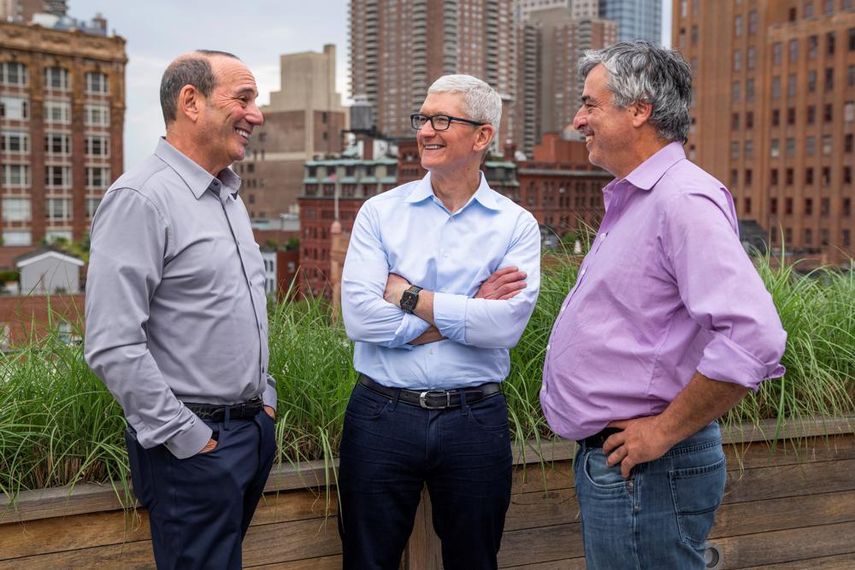 En esta foto suministrada por Apple Inc., el comisioinado de la MLS Don Garber (izquierda), el CEO de Apple Tim Cook (centro) y el vicepresidente de servicios de Apple Eddy Cue charlan en Nueva York, el 8 de junio de 2022.&nbsp; &nbsp;