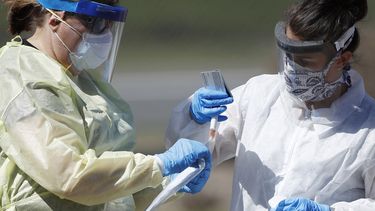 T&eacute;cnicos m&eacute;dicos realizando pruebas de detecci&oacute;n del coronavirus, el 31 de marzo de 2020 en Colorado, EEUU.&nbsp;