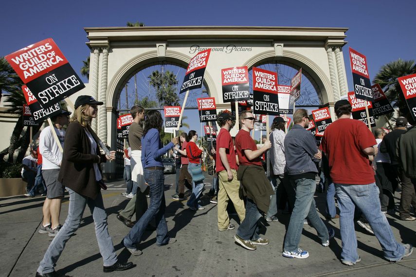 Guionistas de televisión y cine se manifiestan afuera de los estudios de Paramount el 13 de diciembre de 2007 en Los Ángeles.
