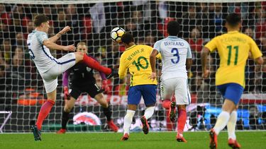 Brasileños e ingleses se preparan para participar en la cita mundialista del próximo año en Rusia.