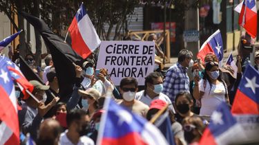 Los residentes participan en una marcha contra la migración irregular, en Iquique, Chile, el sábado 25 de septiembre de 2021. La mayoría de los migrantes que llegan al país sudamericano son venezolanos que ingresan desde el norte.