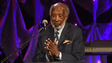 Clarence Avant, ganador del premio Grammy a los Íconos de la industra 2019, habla en la Gala Pre-Grammy en el Beverly Hilton Hotel el sábado 9 de febrero de 2019.