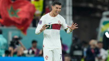 El atacante portugués, Cristiano Ronaldo, gesticula durante el partido de los cuartos de final del Mundial ante Marruecos, el sábado 10 de diciembre de 2022, en el estadio Al Thumama en Doha, Catar.