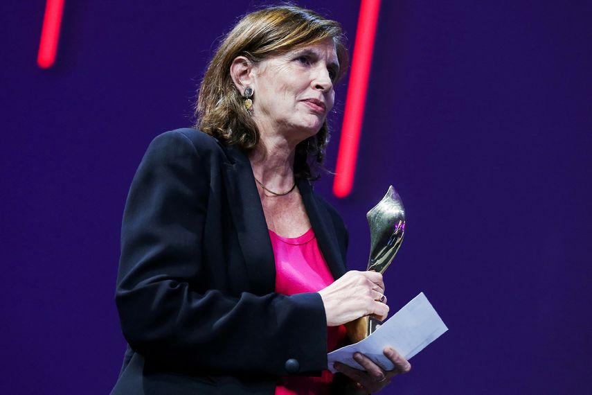 En esta foto de archivo tomada el 13 de octubre de 2018, se ve a Michèle Léridon&nbsp;de AFP recibiendo un premio para un fotógrafo de AFP durante la ceremonia de clausura de los Premios Bayeux-Calvados 2018 para corresponsales de guerra en Bayeux, noroeste de Francia.&nbsp;