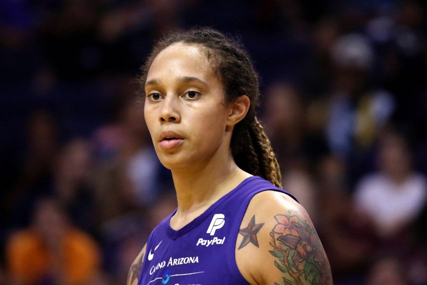 La pívot del Mercury de Phoenix Brittney Griner pausa en la cancha durante un partido. La jugadora de EEUU está arbitrariamente arrestada en Rusia, lo que significa que Washington va a trabajar más activamente para conseguir su libertad mientras procede a causa legal contra la baloncestista, dijo el Departamento de Estado.&nbsp;