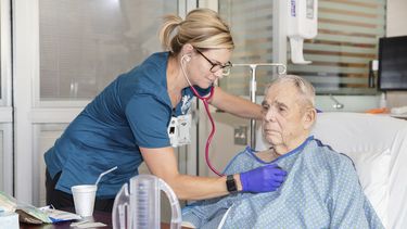 Medicare A se ocupa de la hospitalización, Medicare B apuesta por servicios y medicamentos, C que se ocupa de planes de salud y D que cubre el coste de los medicamentos que no son pagados por la parte B.