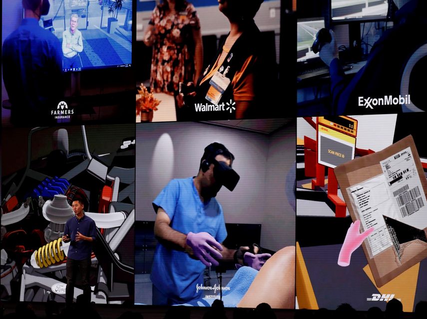 Sean Liu de&nbsp;Facebook, demuestra los diversos usos de los Oculus Quest y Oculus Rift S este martes, durante la Conferencia de Desarrollo&nbsp;Facebook&nbsp;F8 en el Centro de Convenciones McEnery en San José, California.