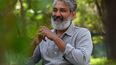 En esta imagen tomada el 22 de febrero de 2023, el cineasta indio S.S. Rajamouli gesticula durante una entrevista con AFP en la oficina de RRR en las afueras de Hyderabad. Las películas del director indio S.S. Rajamouli son espectáculos de canto y baile, y ahora es uno de los favoritos para ganar el primer Oscar de la historia por una película totalmente india.