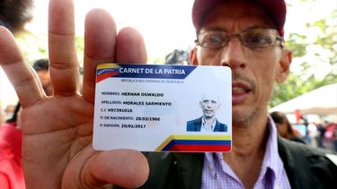 El Carnet de la Patria es requisito indispensable impuesto por el chavismo para realizar algunos trámites en la administración pública.