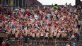 Aficionados sin camiseta animan durante el partido entre los Pittsburgh Pirates y los St. Louis Cardinals en la tercera entrada en el Busch Stadium el 19 de mayo de 2026 en St. Louis, Missouri.&nbsp;