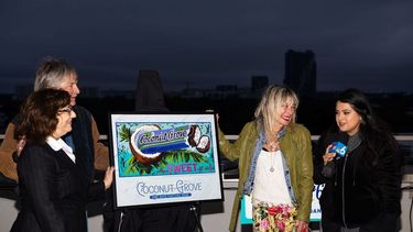 De izquierda a derecha: Camille Marchese, Dave Hill, Julia Gilmore y Miriam Tapia en la develación del cartel del Coconut Grove Arts Festival.