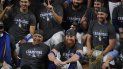 El manager de los Dodgers de Los Ángeles, Dave Roberts, y el antesalista Justin Turner, posan para una foto tras la conquista de la Serie Mundial ante los Rays de Tampa Bay, el martes 27 de octubre de 2020, en Arlington, Texas El manager de los Dodgers de Los Ángeles, Dave Roberts, y el antesalista Justin Turner, posan para una foto tras la conquista de la Serie Mundial ante los Rays de Tampa Bay, el martes 27 de octubre de 2020, en Arlington, Texas