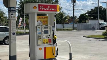 Gasolinera en Miami, en calle 8 y avenida 79, cierra por falta de combustible tras inundación por fuertes lluvias en Port Everglades, abril 2023.
