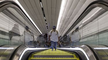Un hombre usa una máscara facial como medida de precaución contra la propagación del nuevo coronavirus dentro de una estación del metro en Santiago de Chile, el miércoles 18 de marzo de 2020.