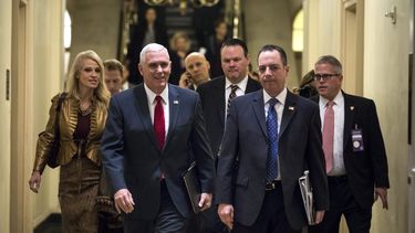 En la foto, de izq. a der., entre otros: Kellyane Conway, Mike Pence y Rince Priebus. 