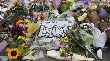 Mensajes de apoyo y ramos de flores dejados en el Puente de Londres.