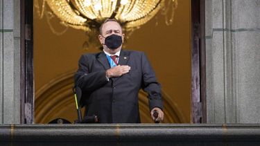 El presidente de Guatemala, Alejandro Giammattei, con una mascarilla protectora&nbsp;por el coronavirus COVID-19, canta el himno nacional durante la celebración del día de la independencia en la Ciudad de Guatemala.