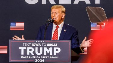 El presidente #45 de Estados Unidos, Donald J. Trump, habla durante un evento de campaña en Iowa.