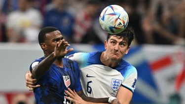 El delantero de Estados Unidos, Haji Wright, pelea por el balón con el defensor de Inglaterra, Harry Maguire, durante el choque de las dos selecciones en la segunda vuelta del Mundial de Catar.