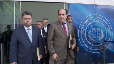 El portavoz de la oposición venezolana en el diálogo con el Gobierno, Julio Borges (c), abandona la cancillería en Santo Domingo, República Dominicana, tras considerar insólito que el Gobierno no quiera recibir la propuesta de acuerdo con las observaciones que presentaron este miércoles.&nbsp;