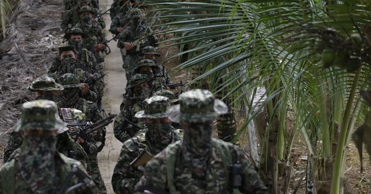 Militar muere calcinado en un bus tras ataque terrorista de guerrilleros en Colombia