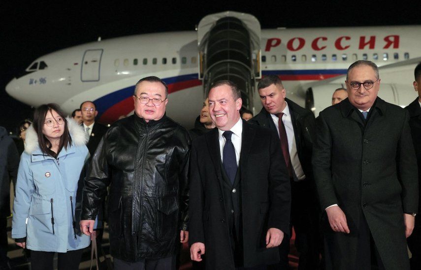 Esta foto grupal, tomada y distribuida el 10 de diciembre de 2024 por la agencia estatal rusa Sputnik, muestra a Liu Jianchao (2.º por la izq.), jefe del Departamento Internacional del Partido Comunista de China, recibiendo al vicepresidente del Consejo de Seguridad ruso, Dmitri Medvédev (3.º por la der.), en el aeropuerto de Pekín.&nbsp; &nbsp;