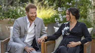 Esta imagen proporcionada por Harpo Productions muestra al príncipe Harry, a la izquierda, y a Meghan, duquesa de Sussex, hablando sobre el bebé que esperan durante una entrevista con Oprah Winfrey.