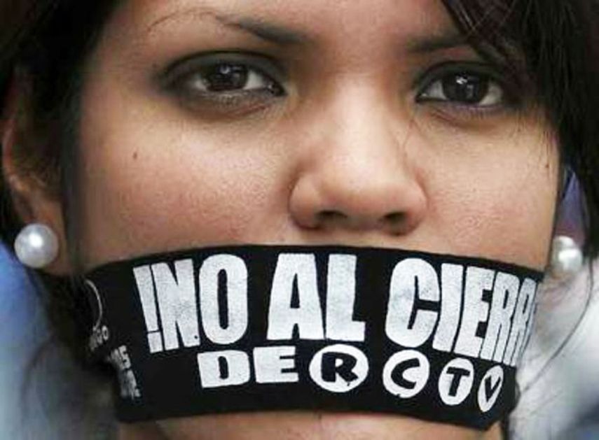 Una joven protesta contra el cierre de Radio Caracas Televisión. (ARCHIVO)