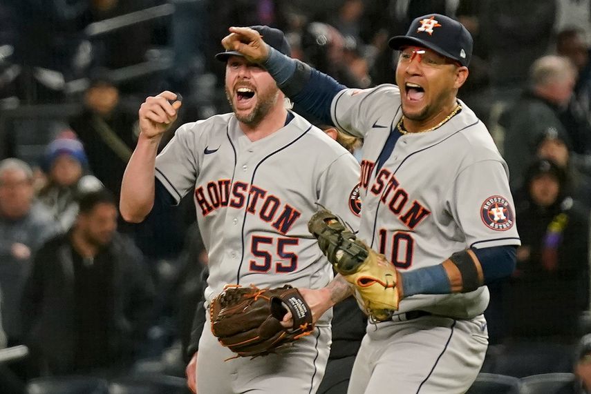 El relevista Ryan Pressly (55) y el primera base cubano Yuli Gurriel (10) celebran tras derrotar a los Yanquis de Nueva York en el cuarto juego de la serie de campeonato de la Liga Americana