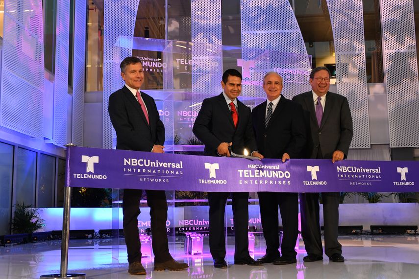 De izquierda a derecha, Steve Burke, César Conde, Carlos Giménez y David Cohen, en la inauguración oficial de Telemundo Center.&nbsp;