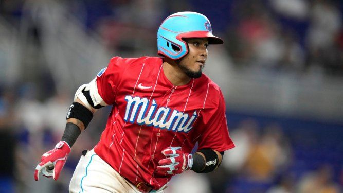 Luis Arráez, de los Marlins de Miami, corre las bases durante un juego de béisbol contra los Atléticos de Oakland, el sábado 3 de junio de 2023, en Miami.&nbsp;