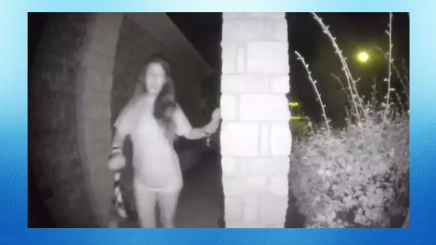 Captura de video de la mujer que apareció, semidesnuda y con esposas en las manos, tocando los timbres de varias casas en Texas.