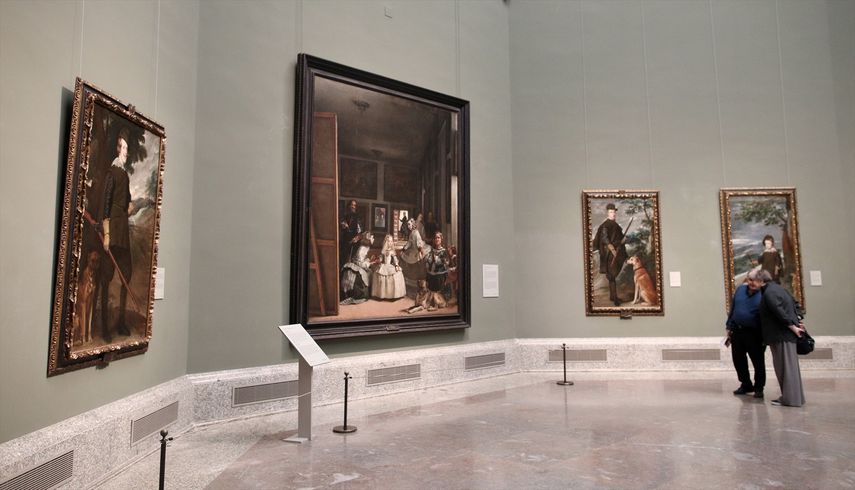 Obras en la sala de Las Meninas del Museo Nacional del Prado el mismo día en el que el Museo, junto con el Reina Sofía y el Thyssen, cierra como medida de contención frente a la crisis del coronavirus, en Madrid (España) a 11 de marzo de 2020.