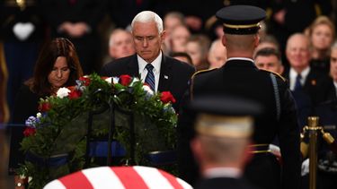 El vicepresidente de EEUU&nbsp;Mike&nbsp;Pence&nbsp;(c) y su esposa Karen&nbsp;Pence&nbsp;(i) asisten al funeral de estado del expresidente estadounidense George H.W. Bush en el capitolio, en Washington.&nbsp;